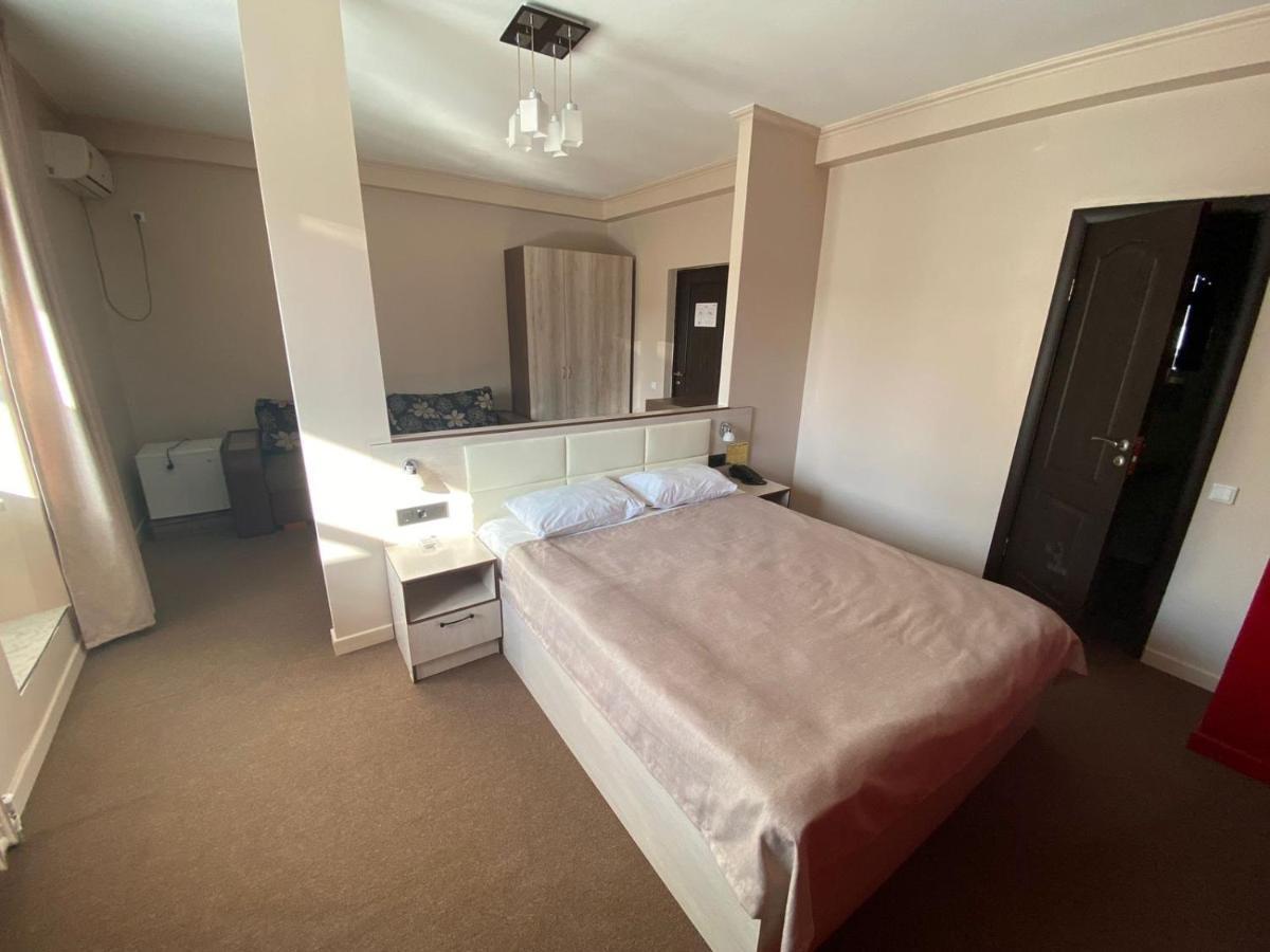 Ulpan Mini Hotel Astana Bagian luar foto
