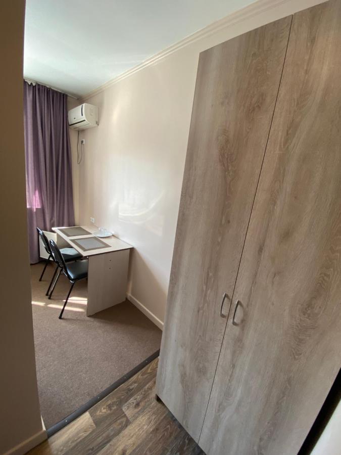 Ulpan Mini Hotel Astana Bagian luar foto