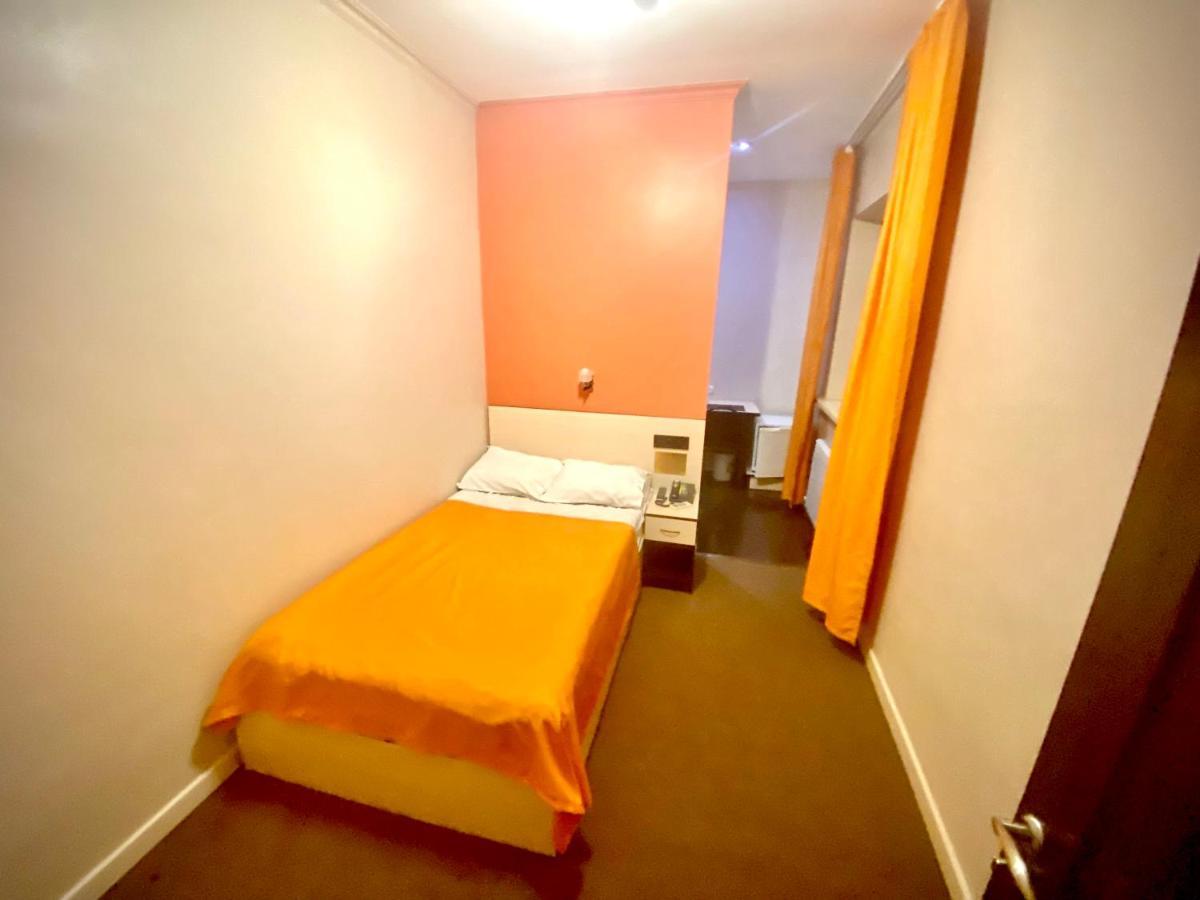 Ulpan Mini Hotel Astana Bagian luar foto