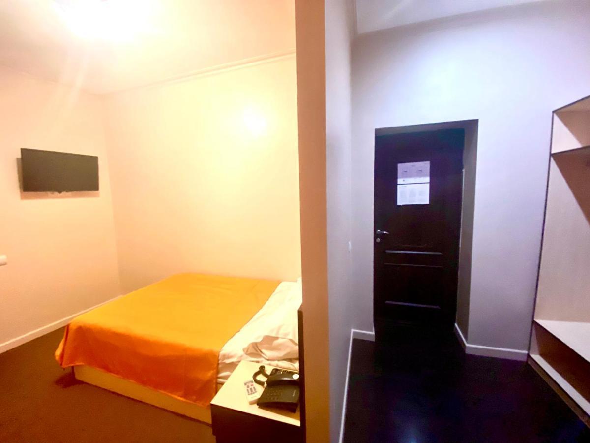 Ulpan Mini Hotel Astana Bagian luar foto