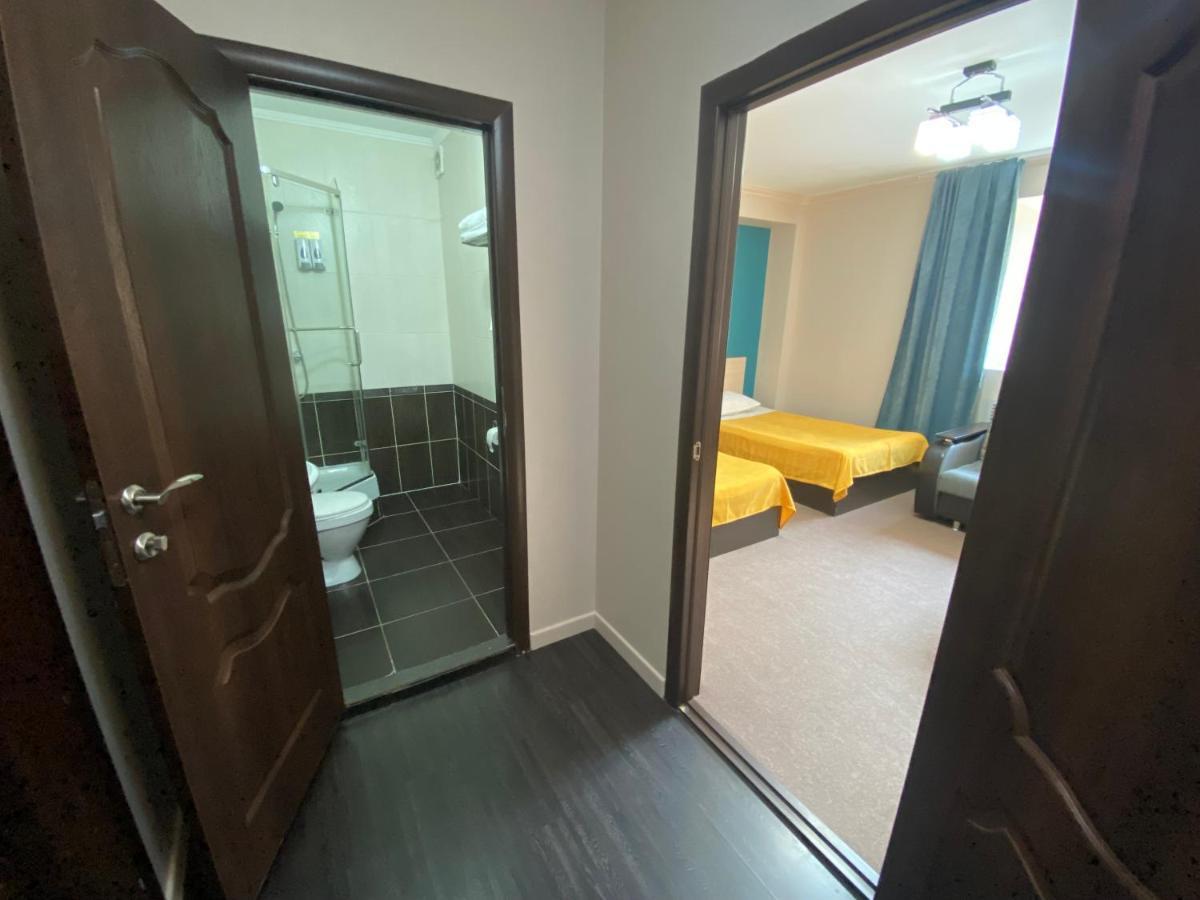 Ulpan Mini Hotel Astana Bagian luar foto