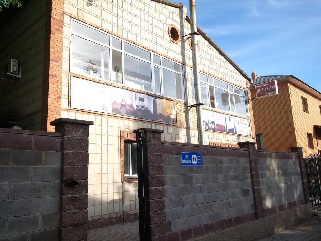 Ulpan Mini Hotel Astana Bagian luar foto